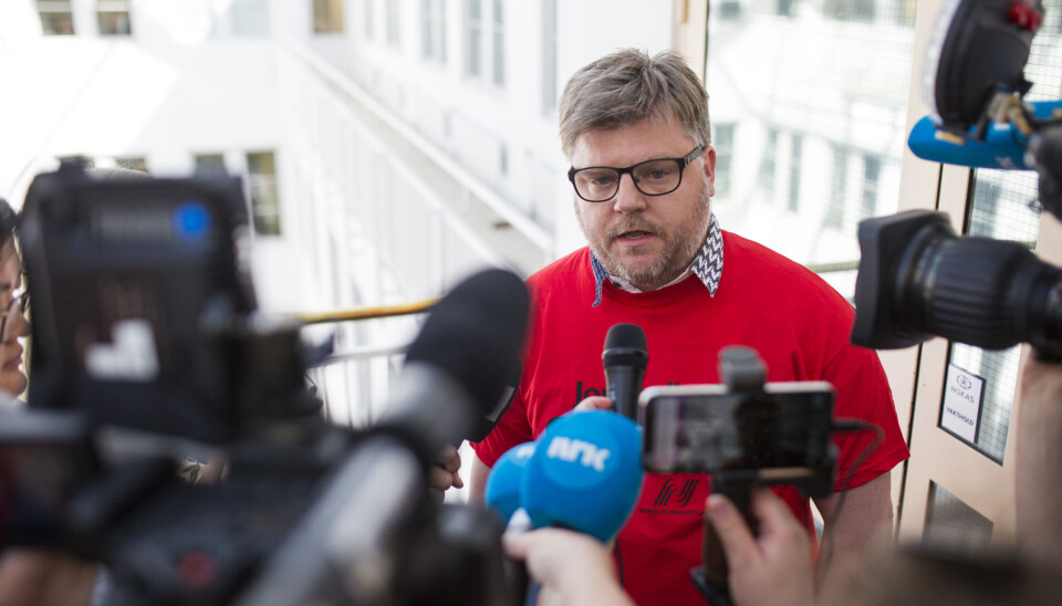 Leder Richard Aune i Norsk Journalistlag i NRK (NRKJ) tok på seg streikeskjorta hos Riksmekleren da streiken startet tirsdag i forrige uke. Foto: Kristine Lindebø Leder Richard Aune i Norsk Journalistlag i NRK (NRKJ) tok på seg streikeskjorta hos Riksmekleren da streiken startet tirsdag i forrige uke. Foto: Kristine Lindebø