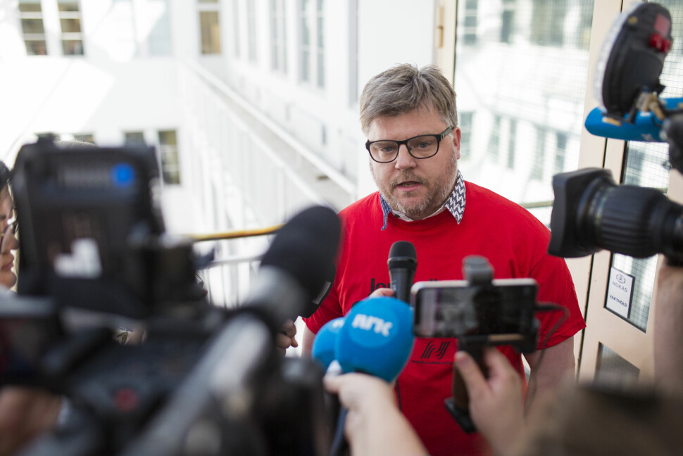 Leder Richard Aune i Norsk Journalistlag i NRK (NRKJ) tok på seg streikeskjorta hos Riksmekleren. Foto: Kristine Lindebø