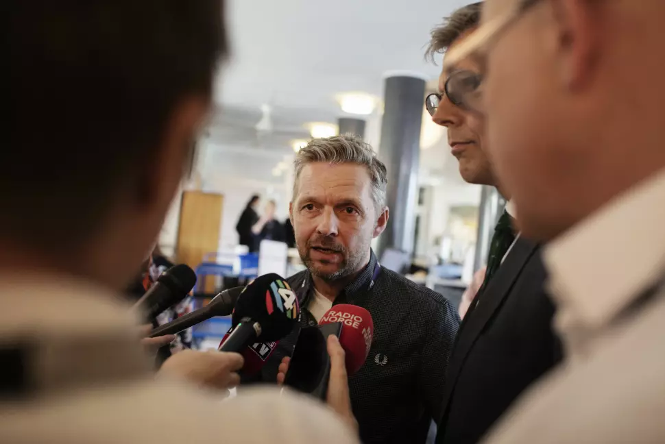 Direktør for Distriktsdivisjon i NRK, Marius Lillelien, sier det er vanskelig å rekruttere journalister i distriktene.
