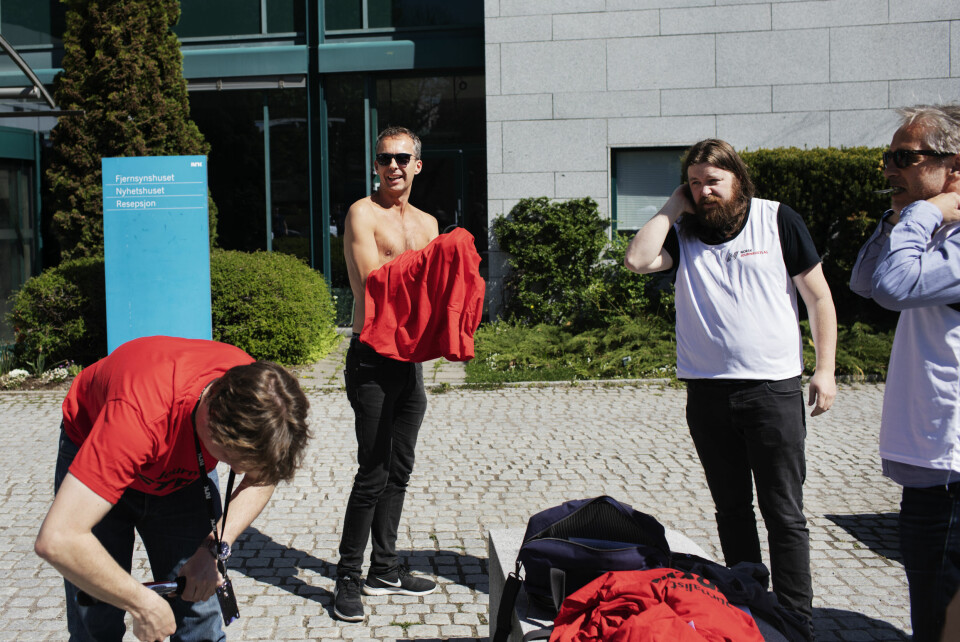 Streikeskjortene ankommer Marienlyst litt før klokka 13.00. Jarle Roheim Håkonsen og de andre streikevaktene bytter ut jobbantrekket med knallrøde t-skjorter. Foto: Andrea Gjestvang