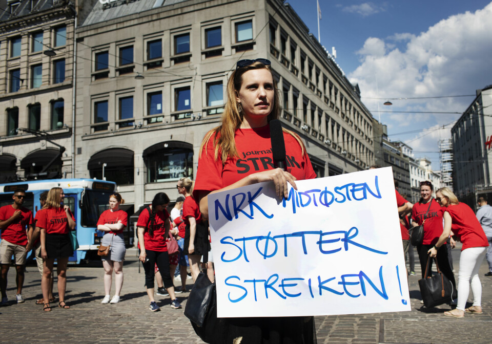 Midtøsten-korrespondent Kristin Solberg stilte opp til streike-markering på Stortorget i dag sammen med flere av NRKs korrespondenter. – NRK bør gå foran og behandle midlertidige på en skikkelig måte, var kjernen i hennes appell. Foto: Andrea Gjestvang