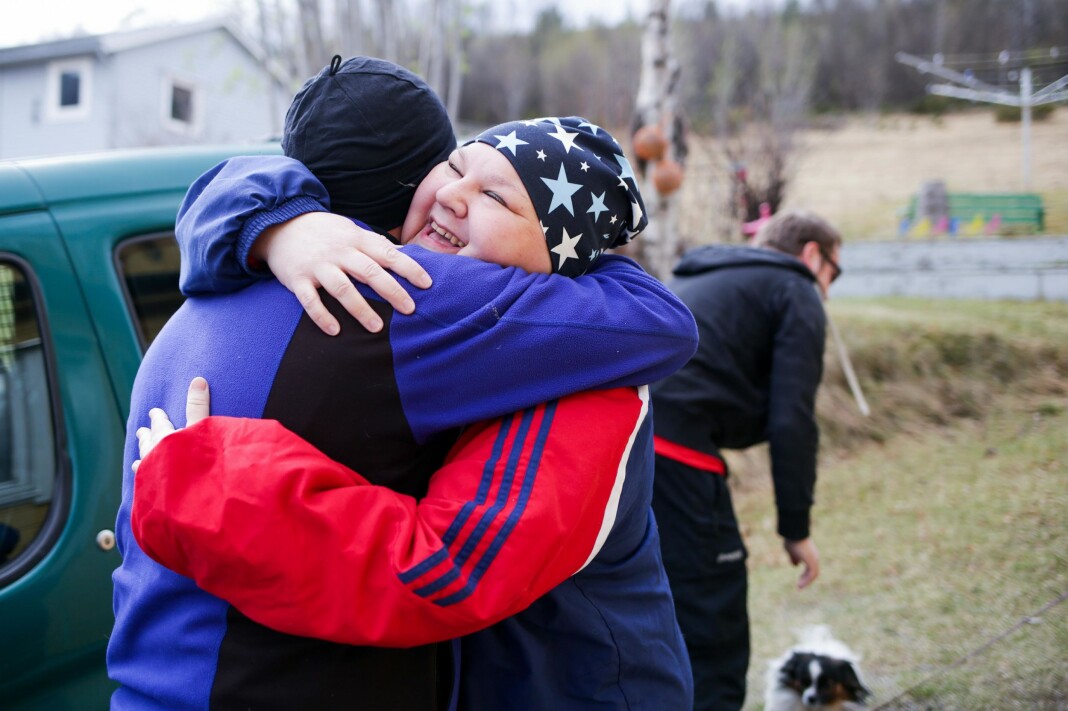 En av NRK journalistene som hjelper i hagen, får en god klem av Heidi Nilima Monsen. Foto: Eskil Wie En av NRK journalistene som hjelper i hagen, får en god klem av Heidi Nilima Monsen. Foto: Eskil Wie