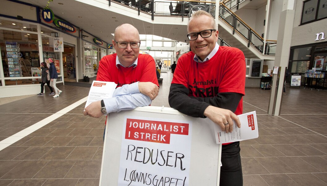 Martin Steinholt (til venstre) og Bjarne Brandal hadde stand i Glasshuset i Bodø. - Folk er veldig positive til streiken, sier de. Foto: Jan Roger Olsen Martin Steinholt (til venstre) og Bjarne Brandal hadde stand i Glasshuset i Bodø. - Folk er veldig positive til streiken, sier de. Foto: Jan Roger Olsen