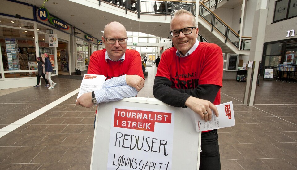 Martin Steinholt (til venstre) og Bjarne Brandal hadde stand i Glasshuset i Bodø. - Folk er veldig positive til streiken, sier de. Foto: Jan Roger Olsen