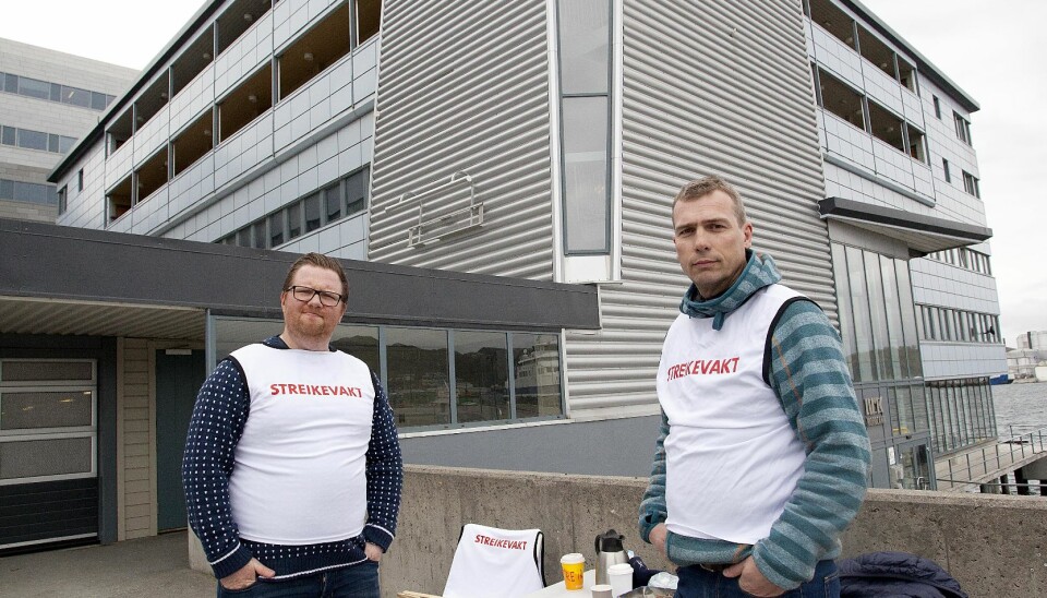 Andreas Nilsen Trygstad (til venstre) og Lars-Bjørn Martinsen holdt vakt utenfor bygget til NRK. Foto: Jan Roger Olsen