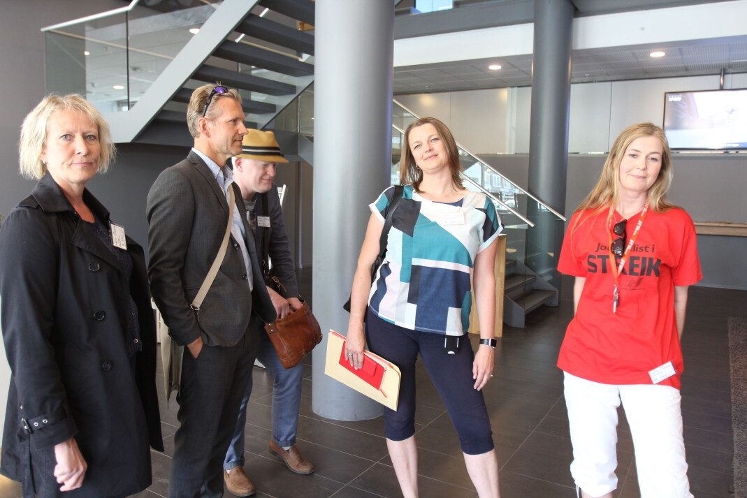 NJs delegasjon på vei inn for å møte Spekter: Fra venstre advokatene Elin Nykaas og August Ringvold, nestleder Dag Idar Tryggestad, leder Hege Iren Frantzen og streikeleder i NRK Hege Fagerheim. Foto: Glenn Slydal Johansen NJs delegasjon på vei inn for å møte Spekter: Fra venstre advokatene Elin Nykaas og August Ringvold, nestleder Dag Idar Tryggestad, leder Hege Iren Frantzen og streikeleder i NRK Hege Fagerheim. Foto: Glenn Slydal Johansen