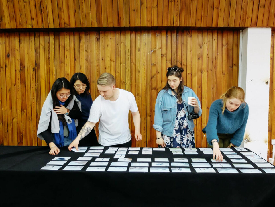 Studentene Cici Lin, Yufan Lu, Odin Jæger, Mariam Butt og Siri Øverland Eriksen under redigeringsworkshopen i Kina. Foto: Jiang Yao