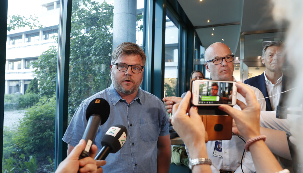 Kringkastingssjef Thor Gjermund Eriksen og NRK-journalistenes streikegeneral Rickard Aune (til venstre) møtte pressen onsdag kveld. Foto: Terje Bendiksby / NTB scanpix Kringkastingssjef Thor Gjermund Eriksen og NRK-journalistenes streikegeneral Rickard Aune (til venstre) møtte pressen onsdag kveld. Foto: Terje Bendiksby / NTB scanpix