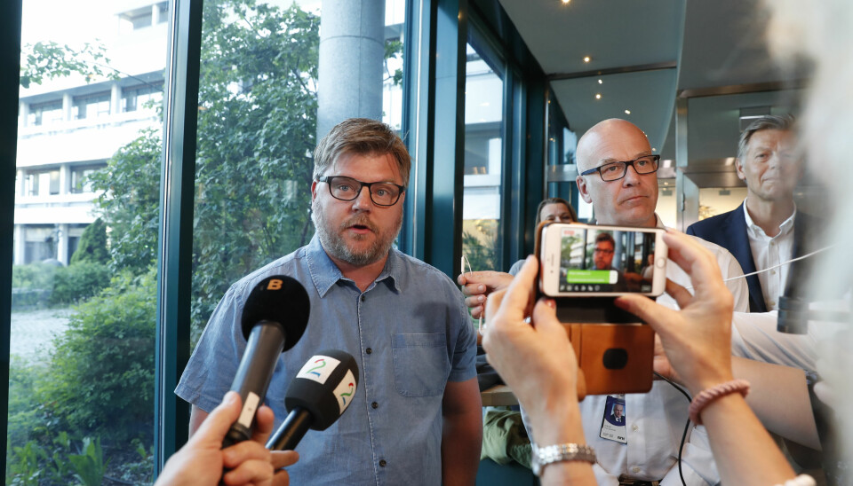 Kringkastingssjef Thor Gjermund Eriksen og NRK-journalistenes streikegeneral Rickard Aune (til venstre) møtte pressen onsdag kveld. Foto: Terje Bendiksby / NTB scanpix