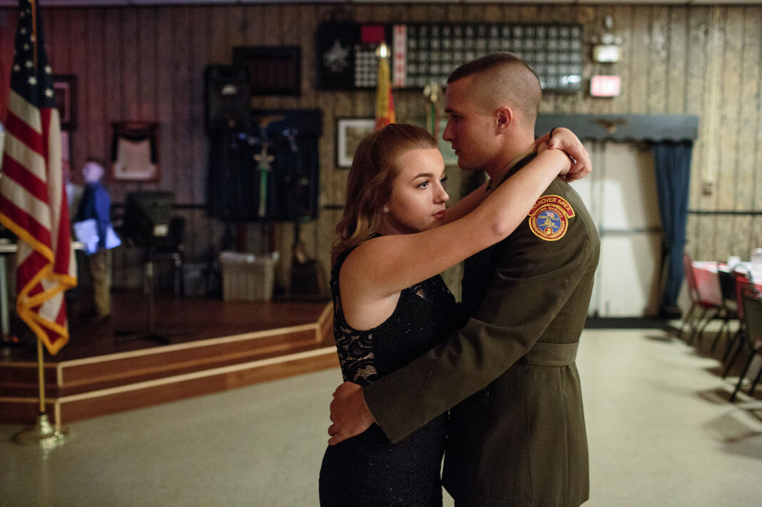 Garett, et senior medlem i Young Marines, danser med kjæresten på et lokalt ball i Hanover, PA. Foto: Sarah Blesener Garett, et senior medlem i Young Marines, danser med kjæresten på et lokalt ball i Hanover, PA. Foto: Sarah Blesener