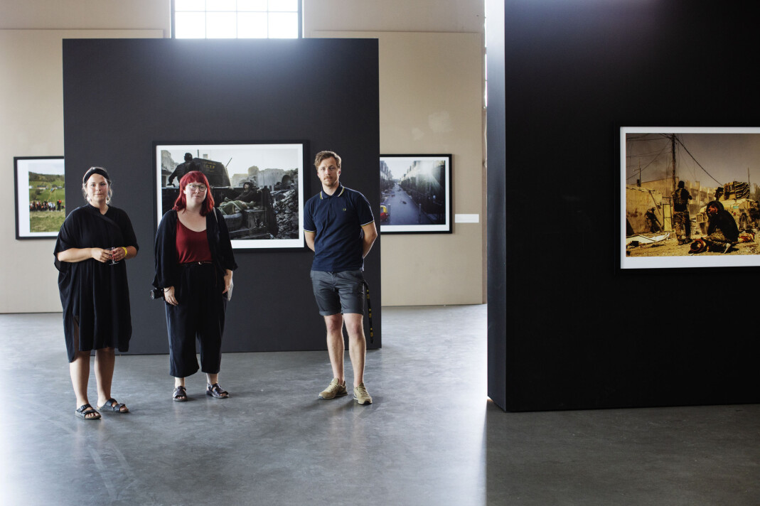 F.v. Nanna Navntoft, Nora Lorek og Martin Slottemo Lyngstad besøker utstillingen «Skandinavia nå» med et utvalg vinnere fra de skandinaviske Årets bilde-konkurransene. Foto: Andrea Gjestvang F.v. Nanna Navntoft, Nora Lorek og Martin Slottemo Lyngstad besøker utstillingen «Skandinavia nå» med et utvalg vinnere fra de skandinaviske Årets bilde-konkurransene. Foto: Andrea Gjestvang