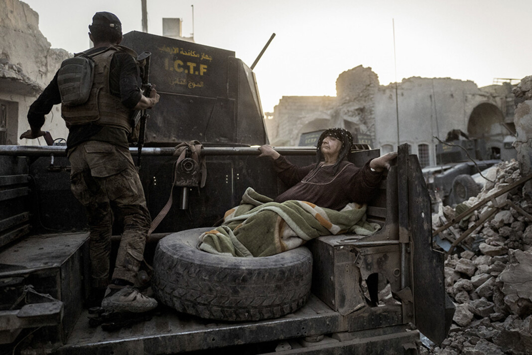 I Danmark ble et bilde av en eldre kvinne som fraktes bort fra frontlinjen i Mosul kåret til Årets Pressefoto 2017. Foto: Rasmus Flindt Pedersen I Danmark ble et bilde av en eldre kvinne som fraktes bort fra frontlinjen i Mosul kåret til Årets Pressefoto 2017. Foto: Rasmus Flindt Pedersen