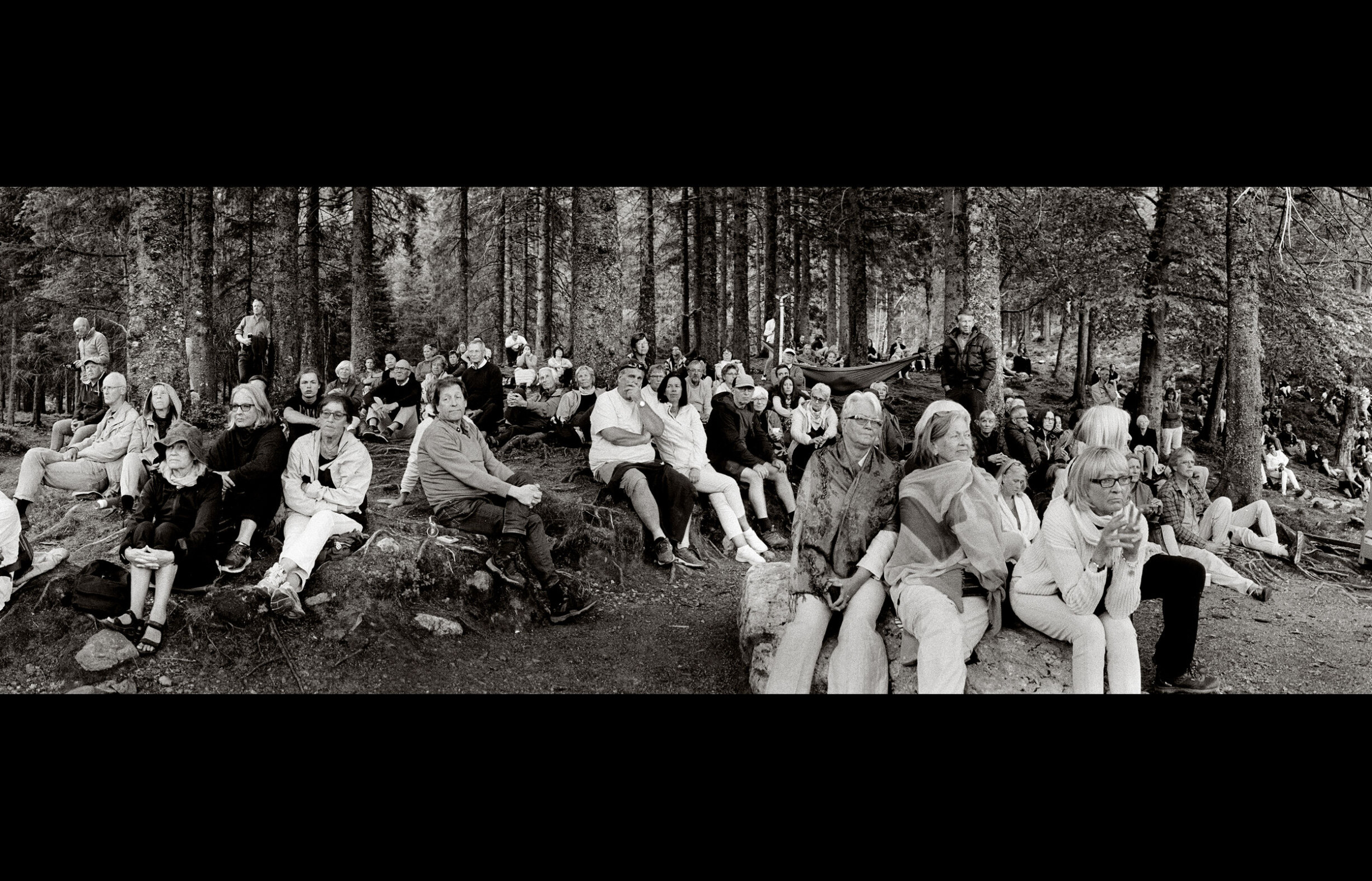 Hundrevis tok turen til Skomakerdikets bredd og innover i skogen for å feire Fløibanen er 100 år. Foto: Fred Ivar Utsi Klemetsen Hundrevis tok turen til Skomakerdikets bredd og innover i skogen for å feire Fløibanen er 100 år. Foto: Fred Ivar Utsi Klemetsen