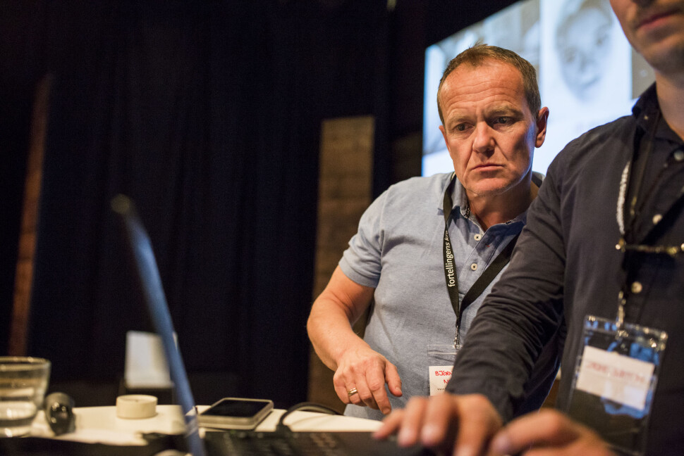 Bjørn Asle Nord sjekker at alt funker som det skal før Pulitzer-vinner Tom French går på scena. Foto: Kristine Lindebø Bjørn Asle Nord sjekker at alt funker som det skal før Pulitzer-vinner Tom French går på scena. Foto: Kristine Lindebø