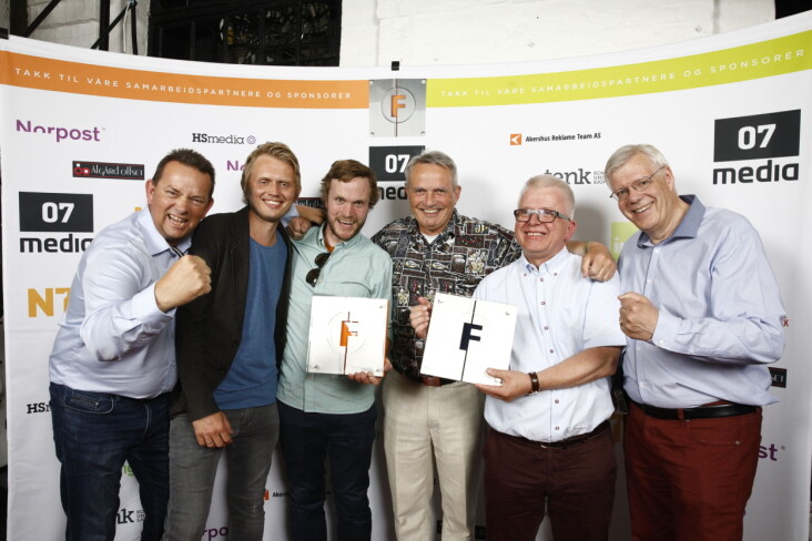 Vinner av Fagpresseprisen, Forsvarets forum ved redaktør Tor-Eigil Stordahl (nr. to fra høyre). Foto: Audun Braastad / NTB scanpix