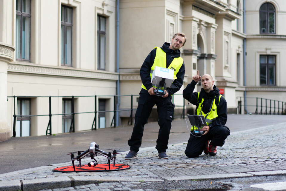 NRK Luftfotos Jon Krosby og Gregard Pallotta flyr for bilder til valgdekningen. Foto: NRK