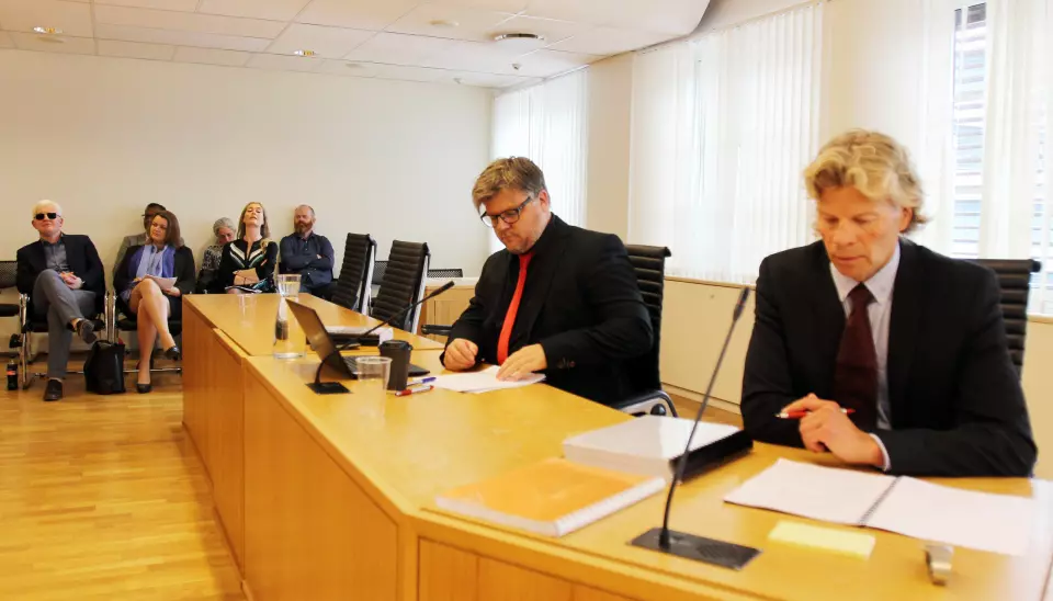 NRKJs leder Richard Aune (med rødt slips) sammen med advokat Knut Skaslien i Norsk Journalistlag (til høyre). Foto: Glenn Slydal Johansen