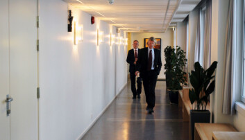 Spekters advokat Tarjei Thorkildsen og Journalistlagets advokat Knut Skaslien i hektisk møtevirksomhet med dommerne tirsdag. Foto: Glenn Slydal Johansen Spekters advokat Tarjei Thorkildsen og Journalistlagets advokat Knut Skaslien i hektisk møtevirksomhet med dommerne tirsdag. Foto: Glenn Slydal Johansen