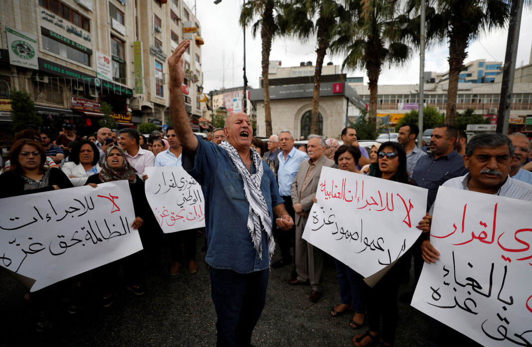 Palestinske sikkerhetsstyrker gikk løs på journalister og fotografer som dekket en demonstrasjon mot president Mahmoud Abbas og den palestinske ledelsen i Ramallah på den okkuperte Vestbredden 12. juni. Foto: Reuters / NTB scanpix Palestinske sikkerhetsstyrker gikk løs på journalister og fotografer som dekket en demonstrasjon mot president Mahmoud Abbas og den palestinske ledelsen i Ramallah på den okkuperte Vestbredden 12. juni. Foto: Reuters / NTB scanpix