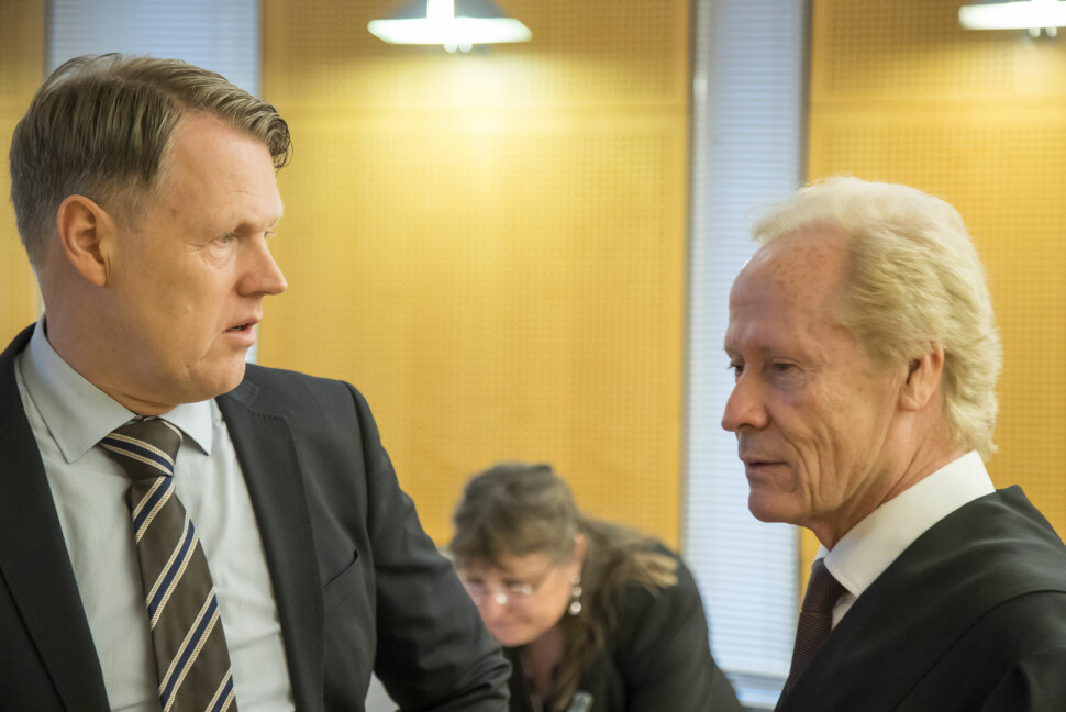 Hjernekirurg Per Kristian Eide (til venstre) og advokat Per Danielsen i Oslo tingrett da søksmålet mot TV 2 ble behandlet. Foto: Heiko Junge / NTB scanpix