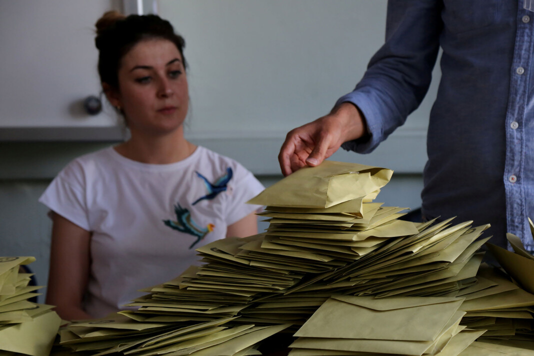 Valglokalene stengte klokka 16 norsk tid, og de første resultatene kan ventes rundt klokka 21. Foto: Reuters / NTB scanpix Valglokalene stengte klokka 16 norsk tid, og de første resultatene kan ventes rundt klokka 21. Foto: Reuters / NTB scanpix