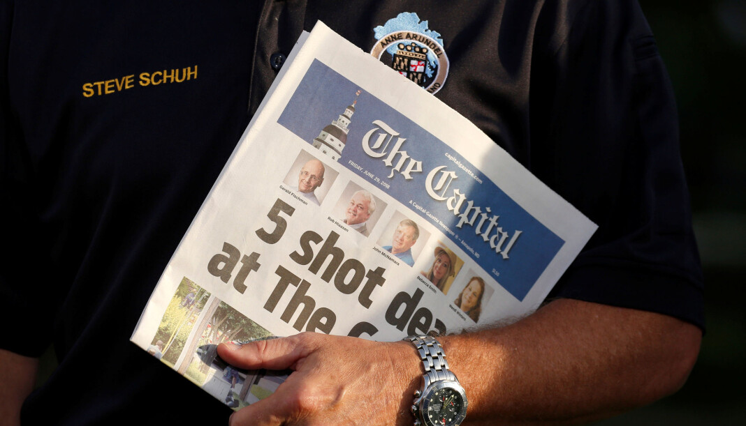 «5 shot dead at The Capital» het det på forsiden av fredagens Capital Gazette, avisen som mistet fem av sine ansatte da en mann væpnet med pumpehagle angrep redaksjonslokalene deres torsdag. Foto: Reuters / NTB scanpix. «5 shot dead at The Capital» het det på forsiden av fredagens Capital Gazette, avisen som mistet fem av sine ansatte da en mann væpnet med pumpehagle angrep redaksjonslokalene deres torsdag. Foto: Reuters / NTB scanpix.