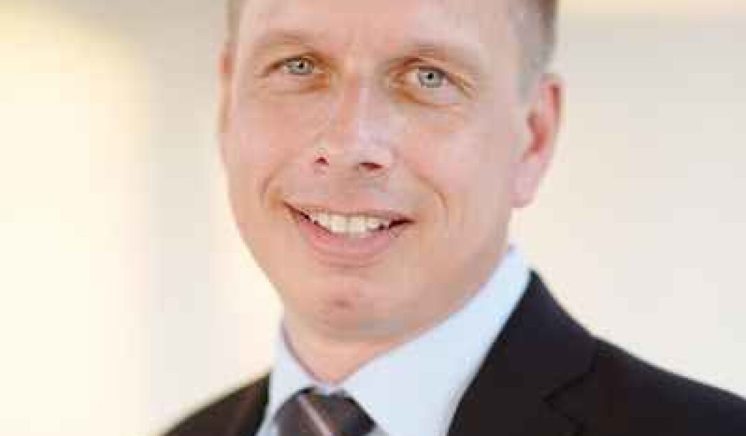 Øystein Solvang kommer fra en tilsvarende stilling i Den norske helsingforskomité. Øystein Solvang kommer fra en tilsvarende stilling i Den norske helsingforskomité.