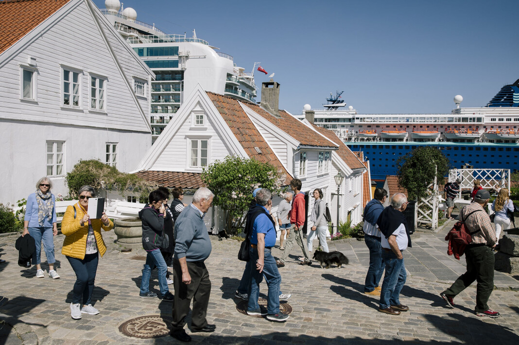 Cruisebåtene MS Azura og MV Zenit legger til ved Strandkaien i Stavanger med mer enn 5.000 passasjerer ombord. Noen av turistene tror gamlebyens idylliske hus er museum. Alle foto: Paul Sigve Amundsen. Cruisebåtene MS Azura og MV Zenit legger til ved Strandkaien i Stavanger med mer enn 5.000 passasjerer ombord. Noen av turistene tror gamlebyens idylliske hus er museum. Alle foto: Paul Sigve Amundsen.