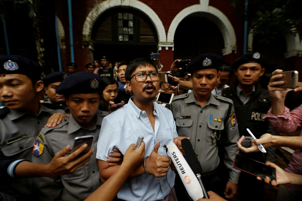Tiltalt Reuters-journalist Wa Lone snakker med media idet han forlater retten i Yangon, Myanmar mandag. Foto: Ann Wang / Reuters / NTB scanpix