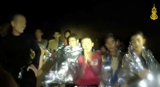 Thailand mener journalister opptrådte uansvarlig overfor guttene i grotten