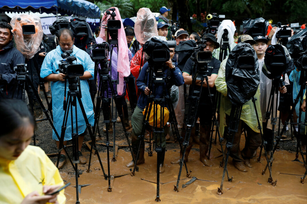 Stor interesse for redningsaksjonen for fotballaget som var innesperret i en grotte i Thailand. Medier fra hele verden er tilstede. Foto: Soe Zeya Tun / Reuters / NTB scanpix