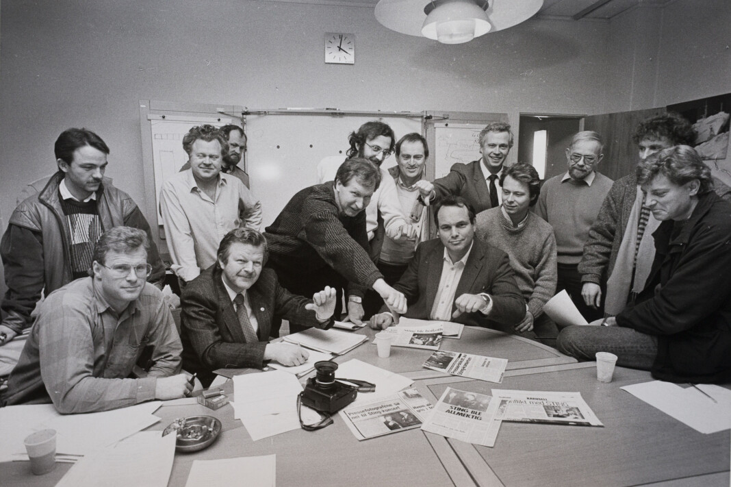 Fotografer i Pressefotografenes Klubb holder tommelen ned for artisten Sting. Foto: Kjell A. Olsen Fotografer i Pressefotografenes Klubb holder tommelen ned for artisten Sting. Foto: Kjell A. Olsen