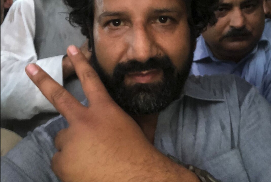 Kadafi Zaman ble arrestert av pakistansk politi under en demonstrasjon han dekket for TV 2. Han satt fengslet i tre dager før han ble løslatt mot kausjon. Her et bilde han la ut på Twitter med «Løslates straks!». Foto: Privat / NTB scanpix Kadafi Zaman ble arrestert av pakistansk politi under en demonstrasjon han dekket for TV 2. Han satt fengslet i tre dager før han ble løslatt mot kausjon. Her et bilde han la ut på Twitter med «Løslates straks!». Foto: Privat / NTB scanpix