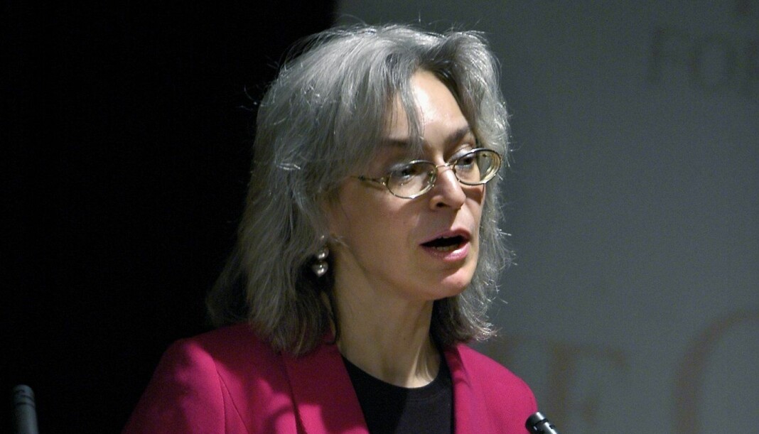 Den Kreml-kritiske journalisten Anna Politkovskaja ble drept i 2006. Her mottok hun Olof Palmeprisen i 2004 i Stockholm. Foto: Claudio Bresciani / NTB SCANPIX