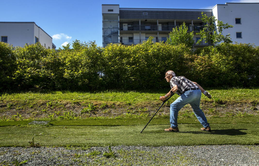 – Han med stokk, han nærmest letter fra bakken i det han skal kaste hylla, sier fotograf Finn Walther om dette bildet av Øyvind Bangsund (81), som må kaste et perfekt «60-kast» for å vinne denne kampen i skotthyll. Foto: Finn Walther – Han med stokk, han nærmest letter fra bakken i det han skal kaste hylla, sier fotograf Finn Walther om dette bildet av Øyvind Bangsund (81), som må kaste et perfekt «60-kast» for å vinne denne kampen i skotthyll. Foto: Finn Walther