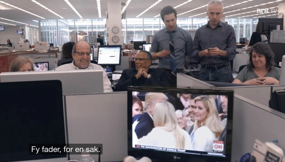 Sjefredaktør Dean Baquet (i midten) følger innsettelsen av Donald Trump som president. Fra dokumentarserien The Fourth Estate.