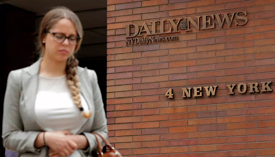 Trist medarbeider forlater New York Daily News. Foto: Reuters / NTB scanpix