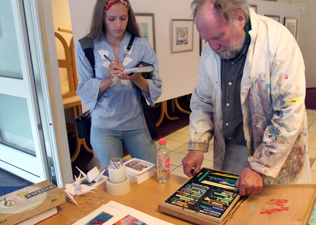 Fredriksstad Blads Mathilde Halstensen blir invitert inn på tegne- og fargekurs av Øivind Sand i hans sommeratelier i Skjærhalden. Foto: Glenn Slydal Johansen Fredriksstad Blads Mathilde Halstensen blir invitert inn på tegne- og fargekurs av Øivind Sand i hans sommeratelier i Skjærhalden. Foto: Glenn Slydal Johansen