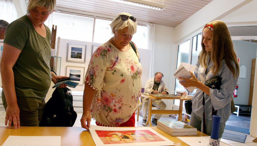 En lykkedag! sier Halstensen om at hun fikk med en kilde som var innom for å kjøpe et bilde av kunstner Øivind Sand. Foto: Glenn Slydal Johansen En lykkedag! sier Halstensen om at hun fikk med en kilde som var innom for å kjøpe et bilde av kunstner Øivind Sand. Foto: Glenn Slydal Johansen