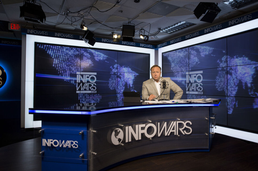 Podkastappen Stitcher kastet torsdag Alex Jones (bildet) ut fra sin tjeneste. Foto: Infowars Podkastappen Stitcher kastet torsdag Alex Jones (bildet) ut fra sin tjeneste. Foto: Infowars