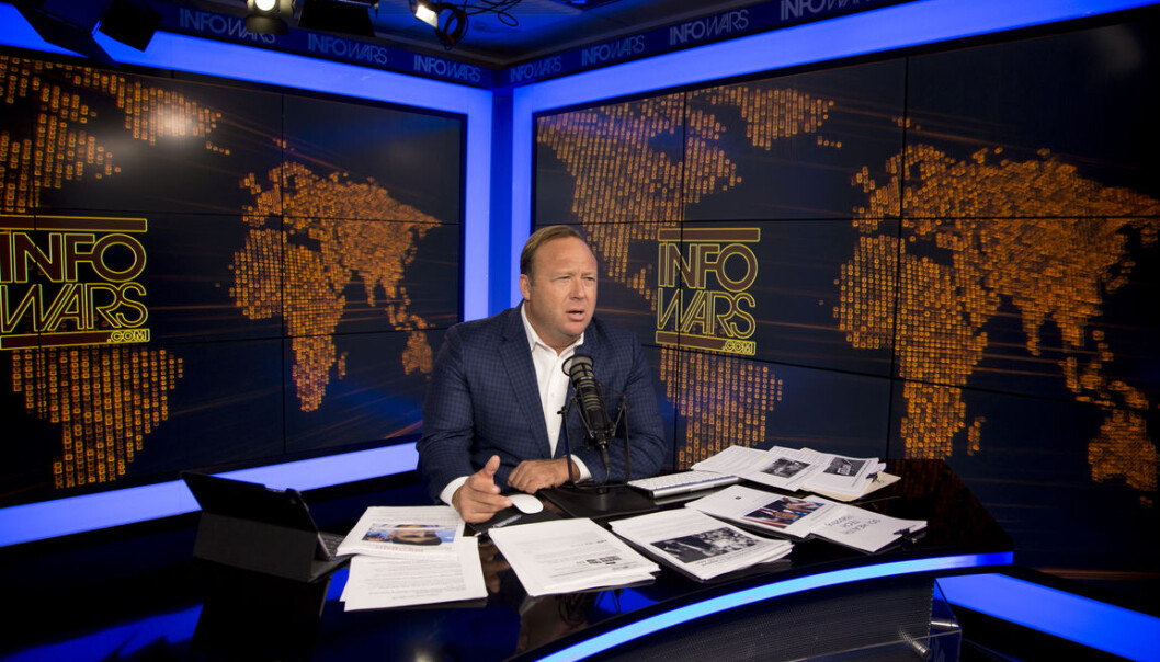 Den svært kontroversielle programverten Alex Jones er blitt fjernet fra både Apple og Facebook. Foto: Infowars Den svært kontroversielle programverten Alex Jones er blitt fjernet fra både Apple og Facebook. Foto: Infowars
