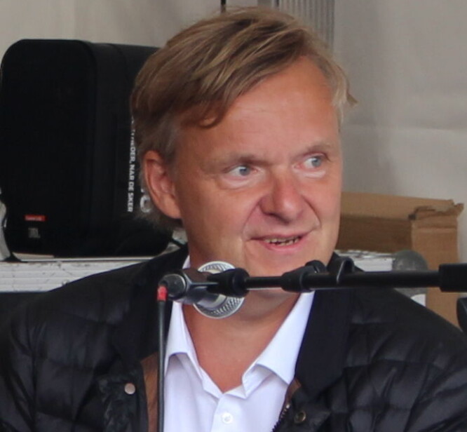 Ekstra Bladets sjefredaktør Poul Madsen sier avisen ikke har vært klar over at bilder av unge Side 9-piger har havnet på barneovergreps-nettsider. Ekstra Bladets sjefredaktør Poul Madsen sier avisen ikke har vært klar over at bilder av unge Side 9-piger har havnet på barneovergreps-nettsider.