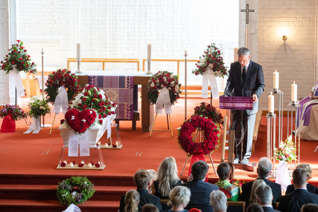 Jens Stoltenberg taler under Hans Kristian Amundsens bisettelse i Nordberg kirke torsdag. Foto: Audun Braastad / NTB scanpix. Jens Stoltenberg taler under Hans Kristian Amundsens bisettelse i Nordberg kirke torsdag. Foto: Audun Braastad / NTB scanpix.