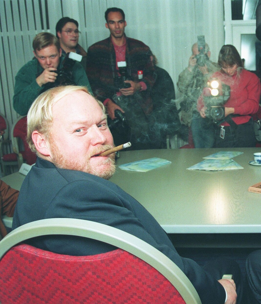 Lederskifte i Aftenposten i 1993. Einar Hanseid overtar som sjefredaktør. Her med sigar. Foto: Bjørn Sigurdsøn / NTB scanpix Lederskifte i Aftenposten i 1993. Einar Hanseid overtar som sjefredaktør. Her med sigar. Foto: Bjørn Sigurdsøn / NTB scanpix