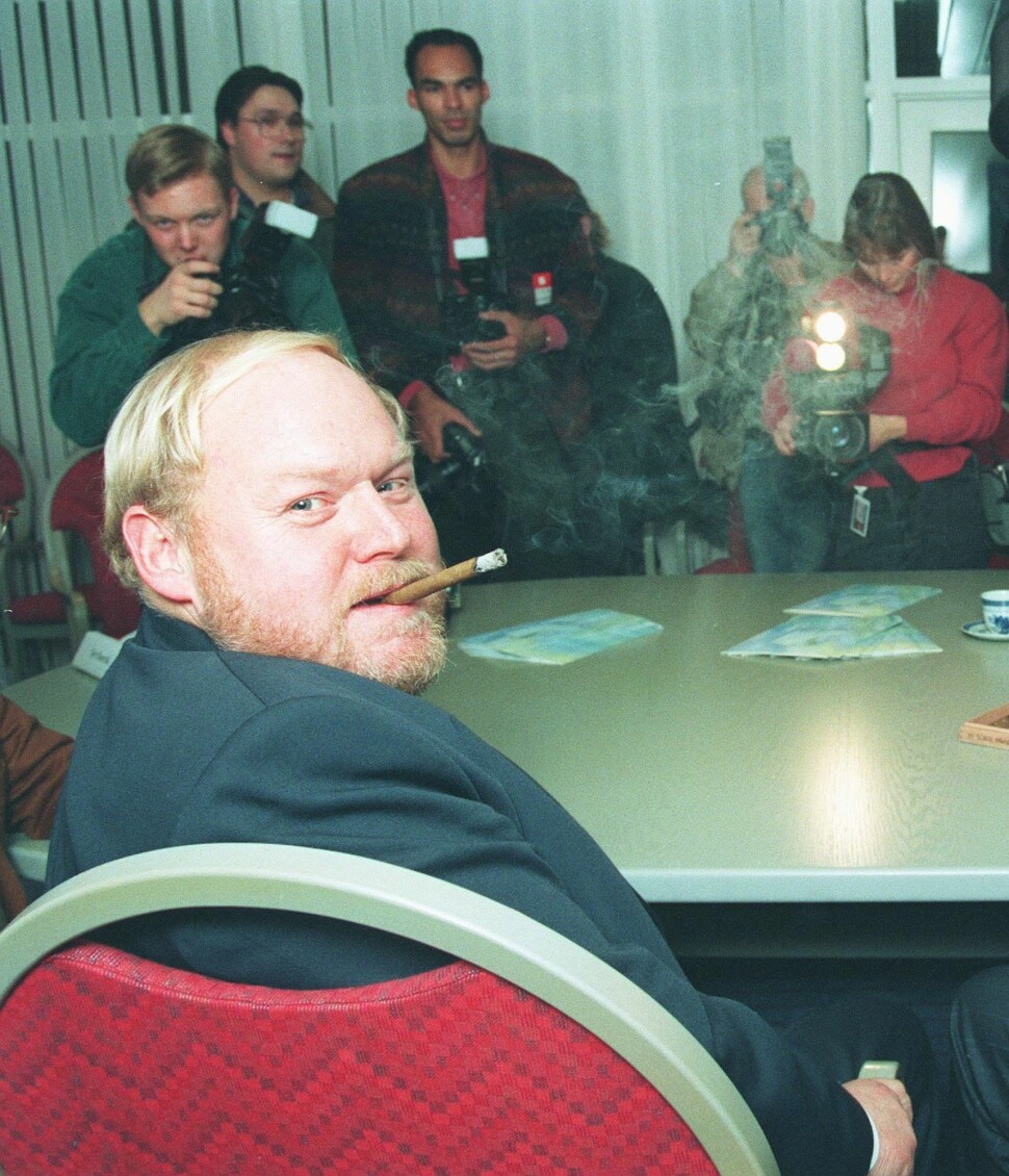Lederskifte i Aftenposten i 1993. Einar Hanseid overtar som sjefredaktør. Her med sigar. Foto: Bjørn Sigurdsøn / NTB scanpix