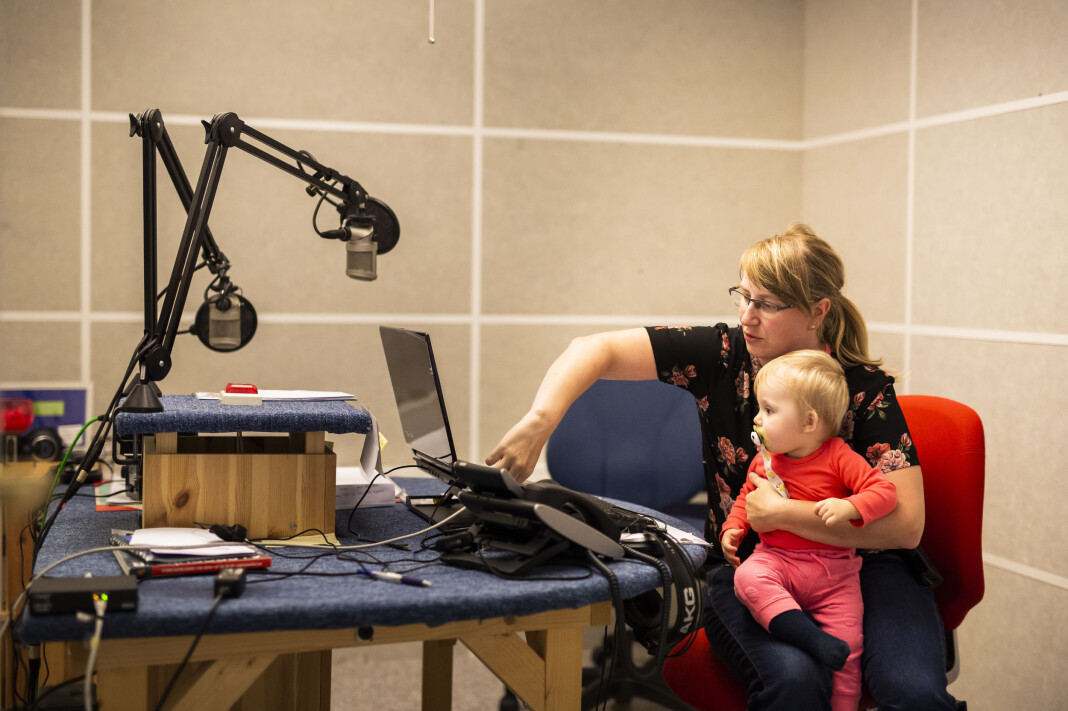 Radio Bø har ansatt Lill Therese Solsem i fast stilling som radiomedarbeider. Her med dattera Johanne, som var med mamma innom jobb. Foto: Kristine Lindebø Radio Bø har ansatt Lill Therese Solsem i fast stilling som radiomedarbeider. Her med dattera Johanne, som var med mamma innom jobb. Foto: Kristine Lindebø