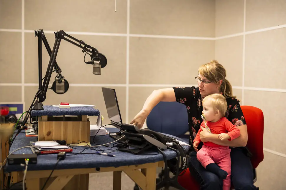 Radio Bø har ansatt Lill Therese Solsem i fast stilling som radiomedarbeider. Her med dattera Johanne, som var med mamma innom jobb. Foto: Kristine Lindebø Radio Bø har ansatt Lill Therese Solsem i fast stilling som radiomedarbeider. Her med dattera Johanne, som var med mamma innom jobb. Foto: Kristine Lindebø