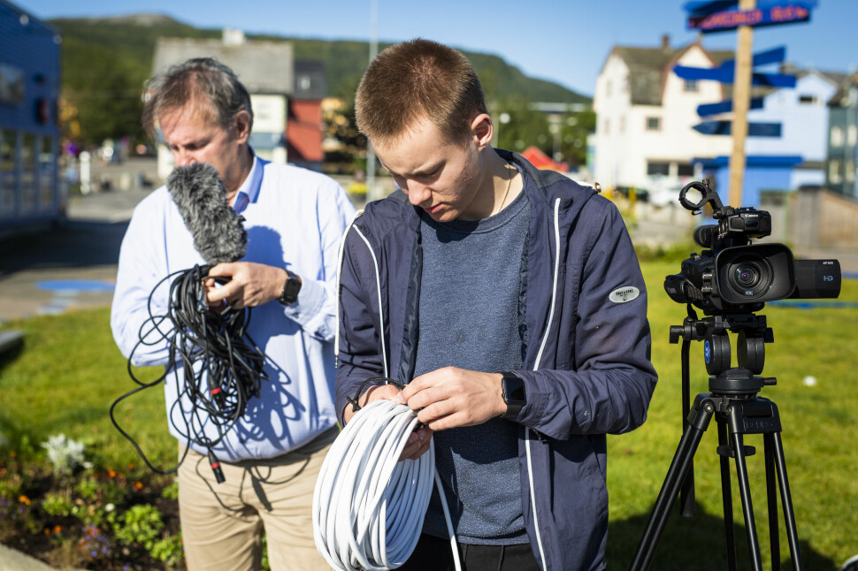 Herman Henriksen, tester utstyret på Sortland torg, sammen med redaktør i Vesterålen Online (Vol), Geir Bjørn Nilsen (bak). Foto: Kristine Lindebø