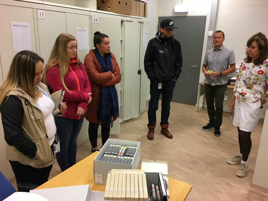 Journaliststudentene Maret Inger Anti (f.v), Lea Marakatt, Stine Anti og Johan Thomas Hætta besøkte i forrige uke Samisk arkiv som en del av undervisningen. Foto: Liv Inger Somby
