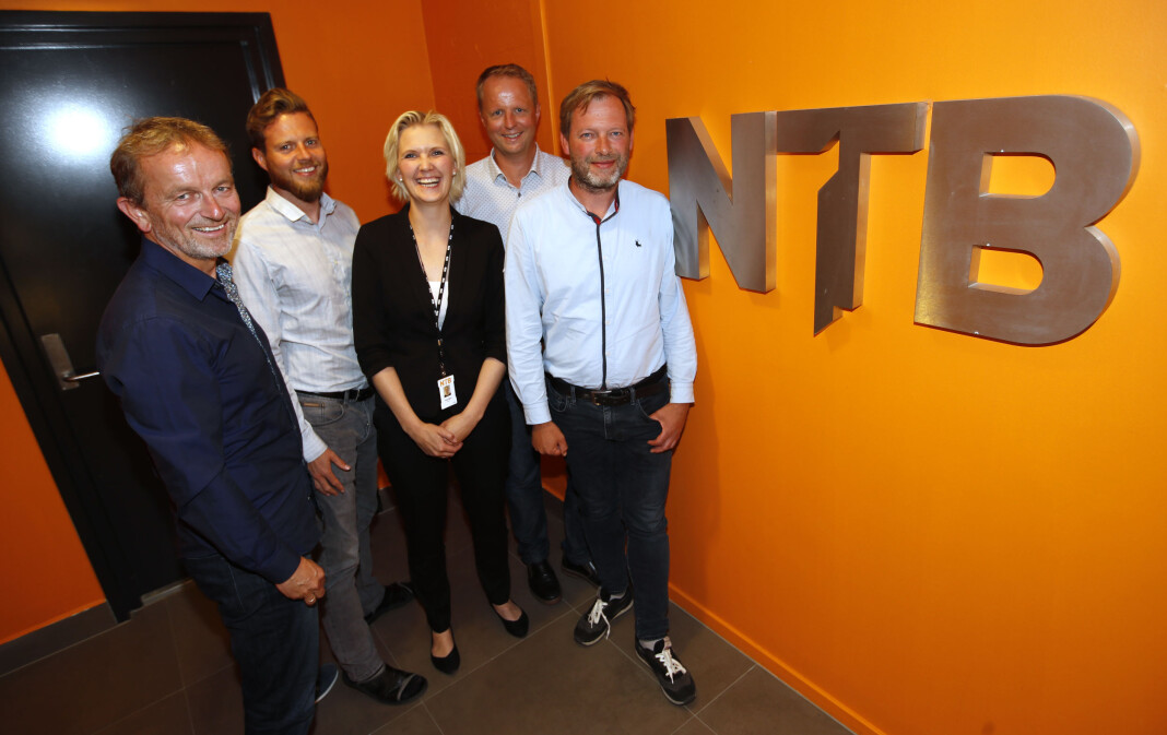 NTB blir sportsdataagent for Enetpulse i Norge. Fra venstre: Tor Richardsen (markedssjef i NTB), Terje Alstad (sportsdatasjef i NTB), Tina Mari Flem (direktør for Oppdrag og tjenester i NTB), Simon Skarsholm (administrerende direktør for Enetpulse Denmark) og Peter Holst (salgssjef i Enetpulse). Foto: Erik Johansen / NTB scanpix NTB blir sportsdataagent for Enetpulse i Norge. Fra venstre: Tor Richardsen (markedssjef i NTB), Terje Alstad (sportsdatasjef i NTB), Tina Mari Flem (direktør for Oppdrag og tjenester i NTB), Simon Skarsholm (administrerende direktør for Enetpulse Denmark) og Peter Holst (salgssjef i Enetpulse). Foto: Erik Johansen / NTB scanpix